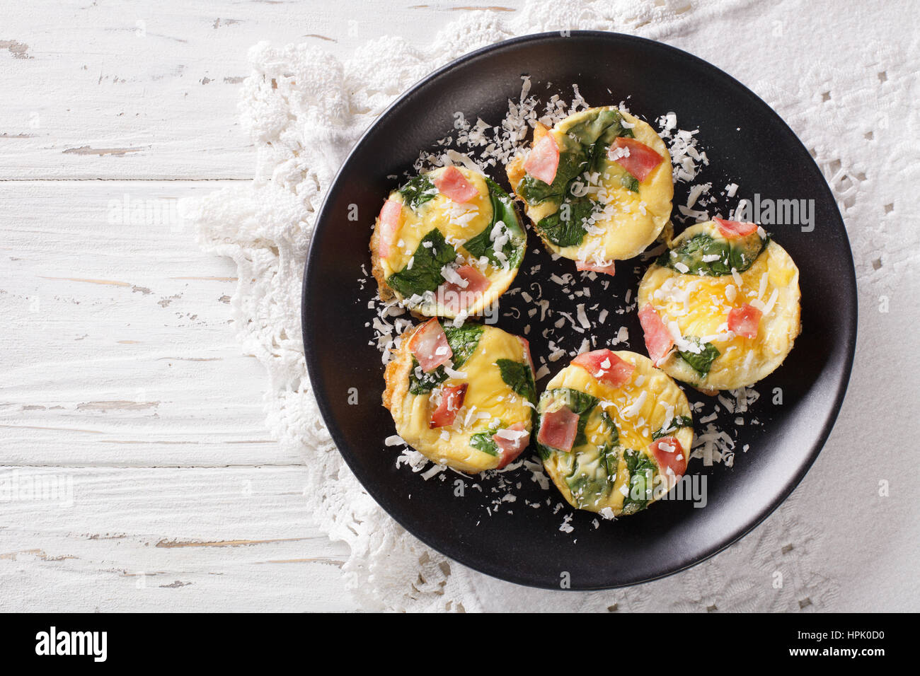 Leckeres Frühstück: Frittata mit Spinat, Schinken und Käse mit einer ...