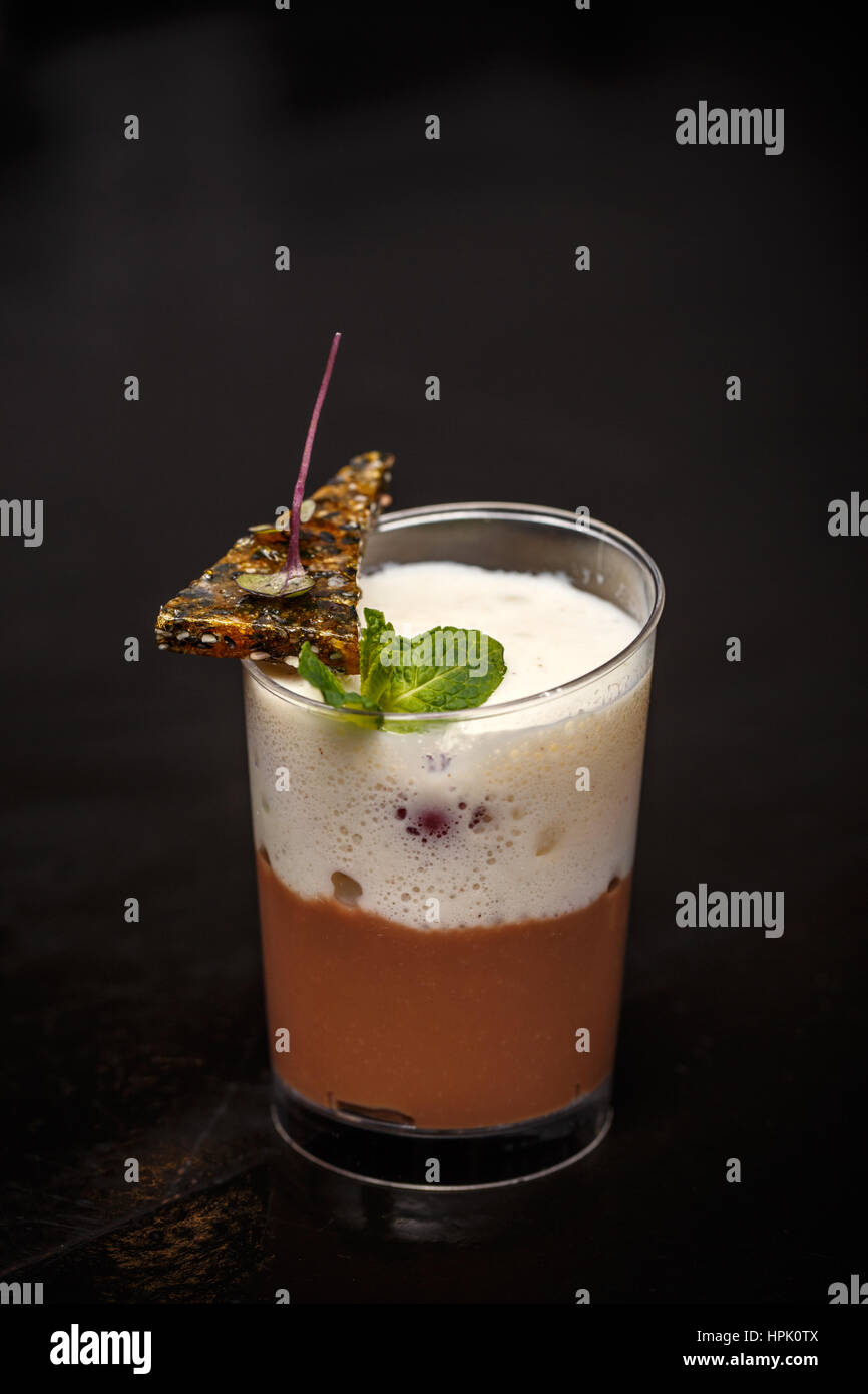 Vollmilch-Schokolade-Mousse mit Kokos-Sahne Stockfoto