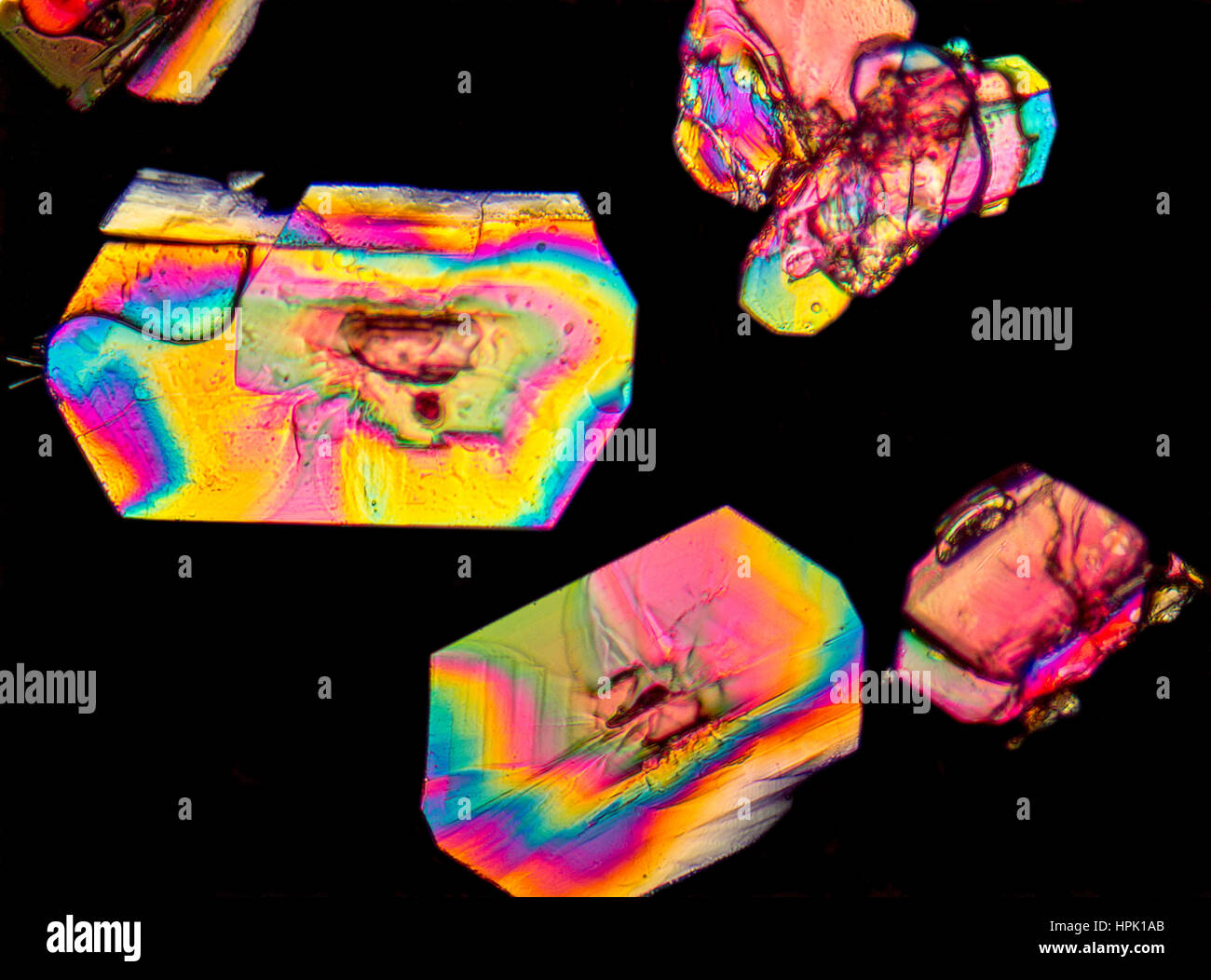 Mikroskopische Aufnahme bunte Mikrokristalle in polarisiertem Licht zeigen Stockfoto