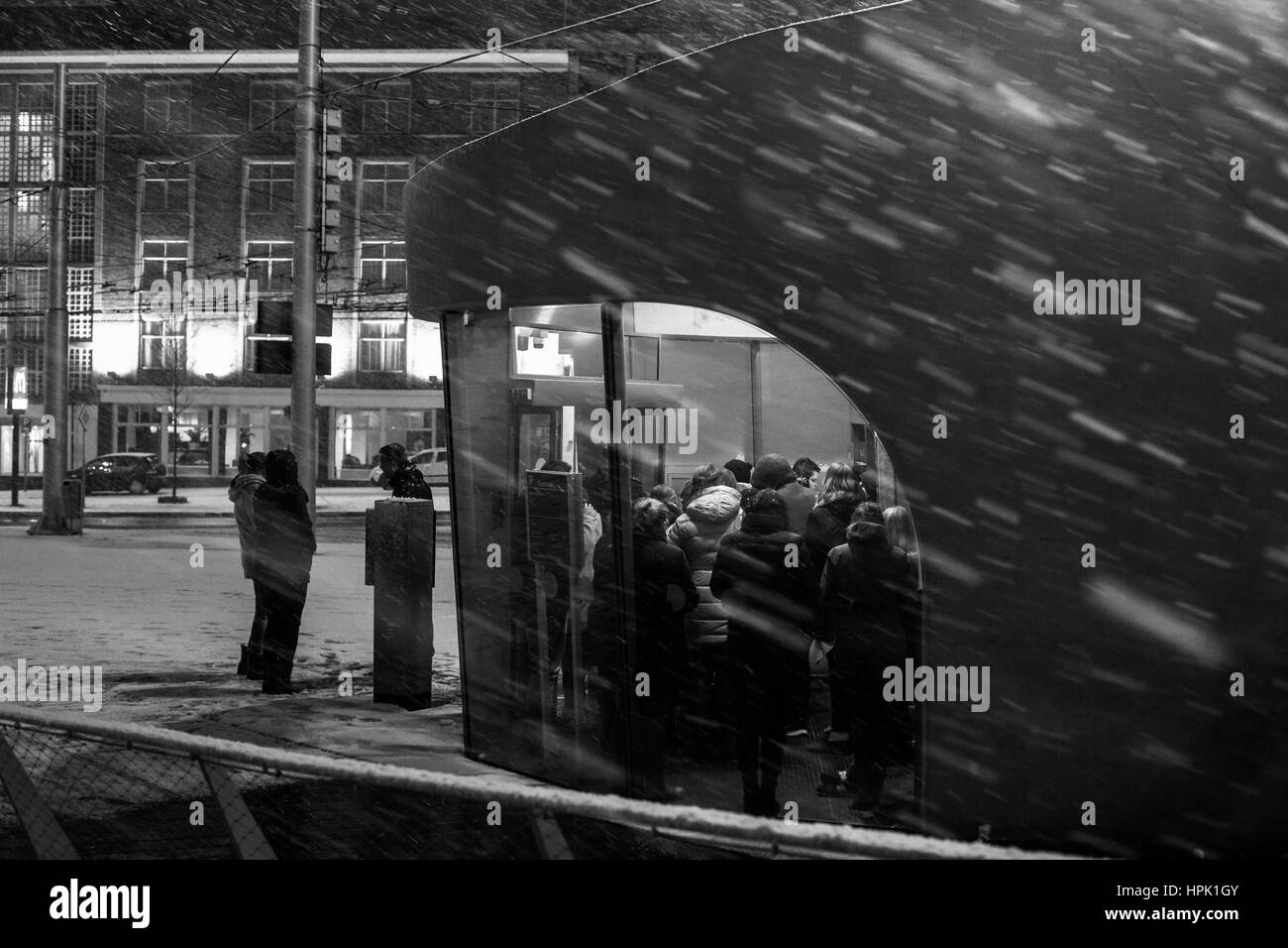 Menschen Schutz vor den Schnee hinter Eingang zum Parkhaus am Hauptbahnhof in Arnheim Stockfoto