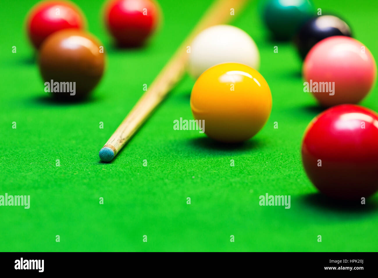 Snooker-Kugeln und cue auf dem Tisch Stockfoto
