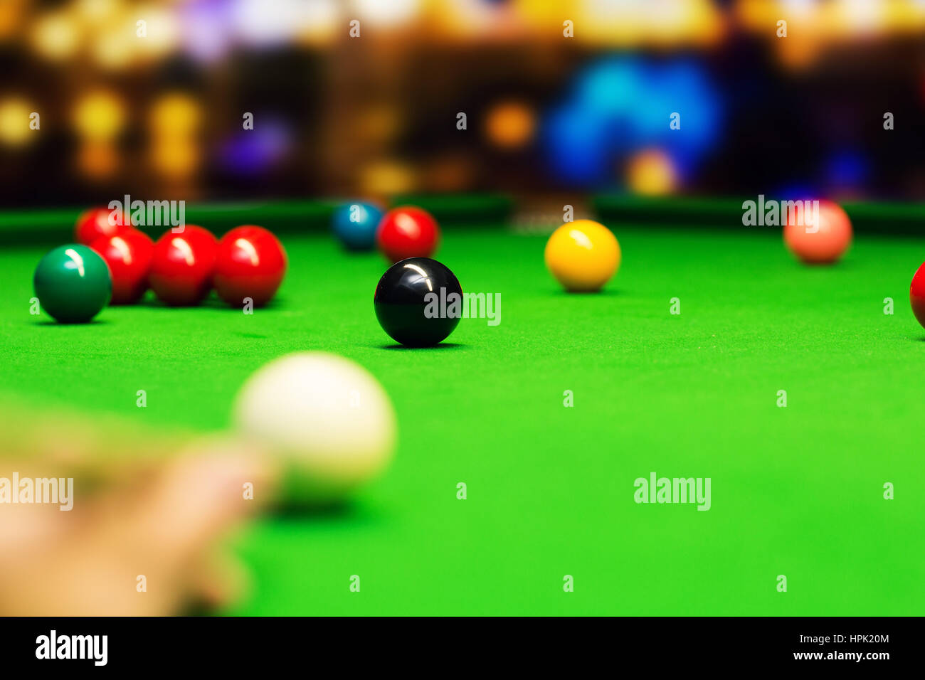 Snooker - Ziel ist es die weiße Kugel. schwarze Kugel im Fokus Stockfoto