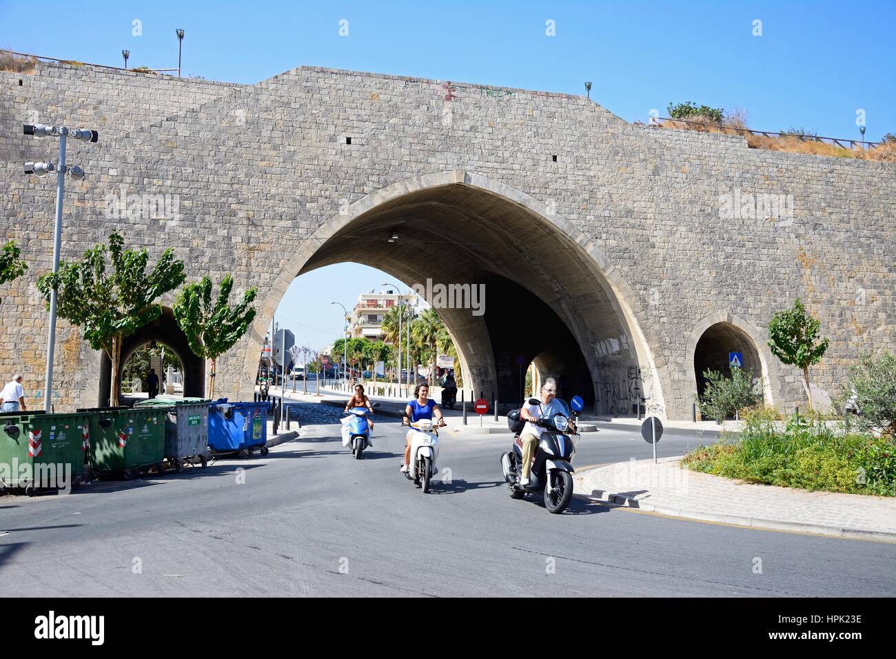 Bogen Sie in der Verteidigung Stadtmauer mit Leute Reiten Mopeds im Vordergrund, Heraklion, Kreta, Griechenland, Europa. Stockfoto