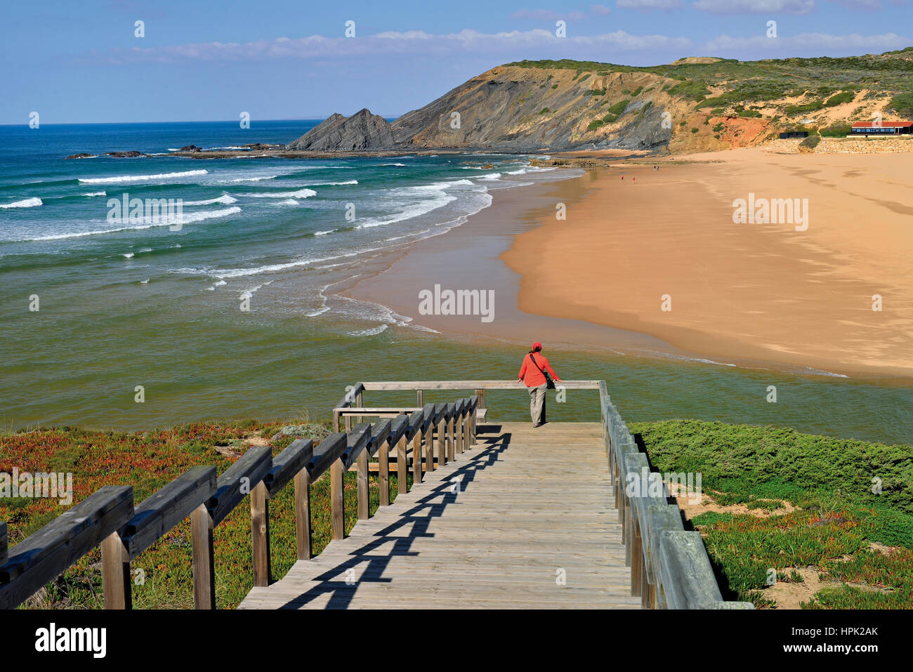 Portugal: Touristen auf der Suche vom Aussichtspunkt Plattform zu sand Strand und Klippen von Praia da Amoreira Stockfoto