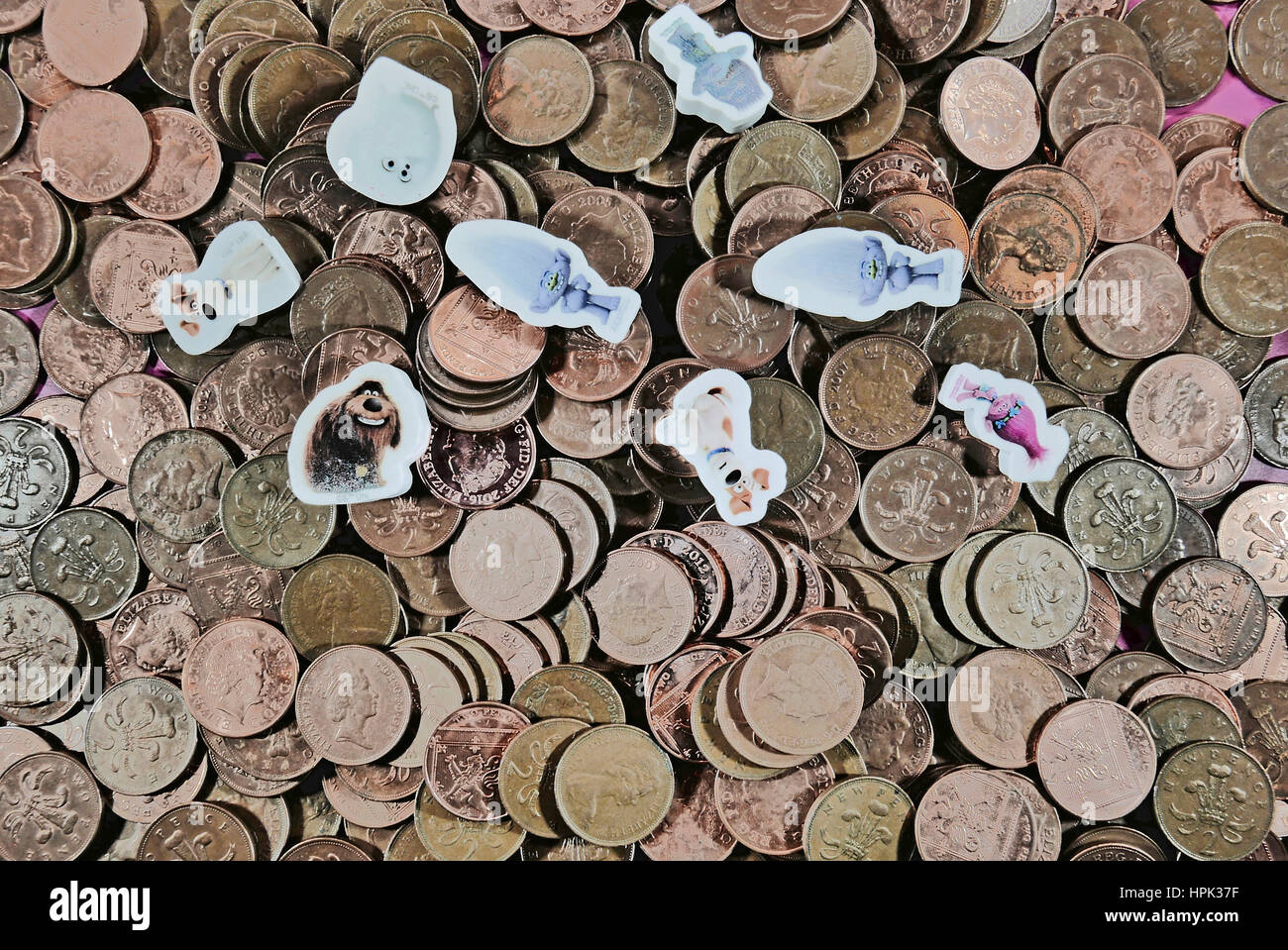 Zwei Pence Stück und Preise in einem '' schieben Penny'' Arcade-Spiel Stockfoto