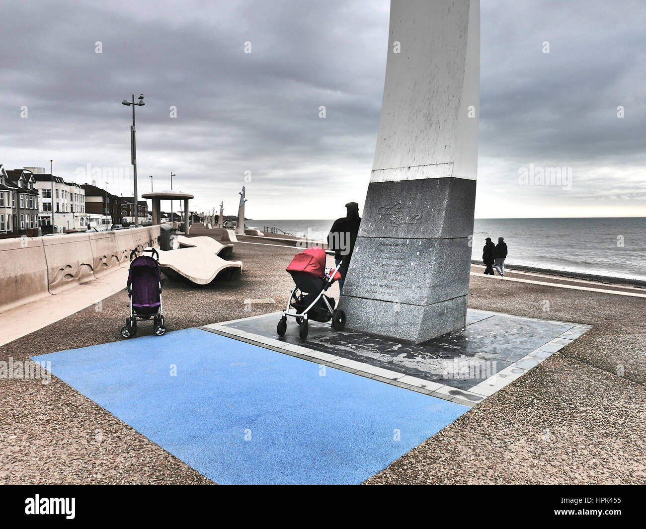 Menschen und Kinderwagen am Meer promenade im winter Stockfoto