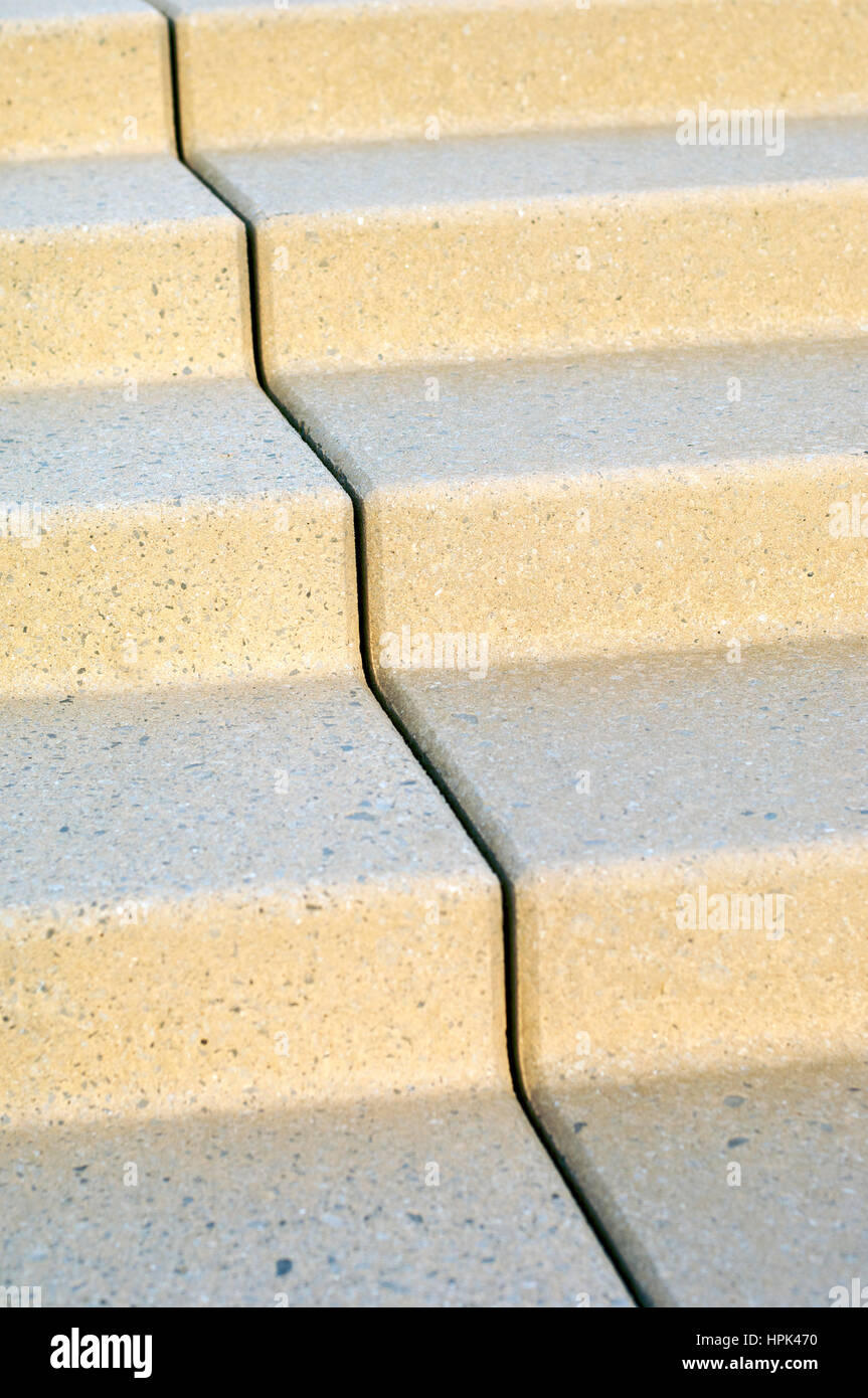 Dehnungsfuge in steinernen Stufen Stockfoto