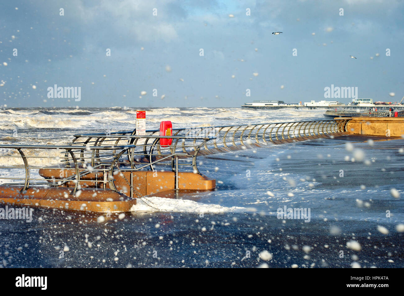 Sea Foam Blasen auf nach Blackpool Küste bei Sturm Stockfoto