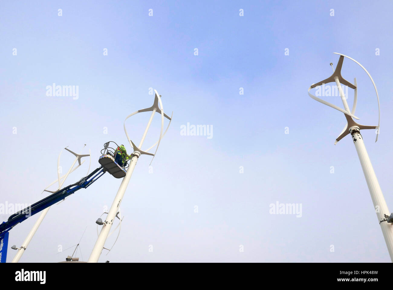 Wartungsarbeiten an der vertikalen Windkraftanlage in Lancashire, Großbritannien Stockfoto