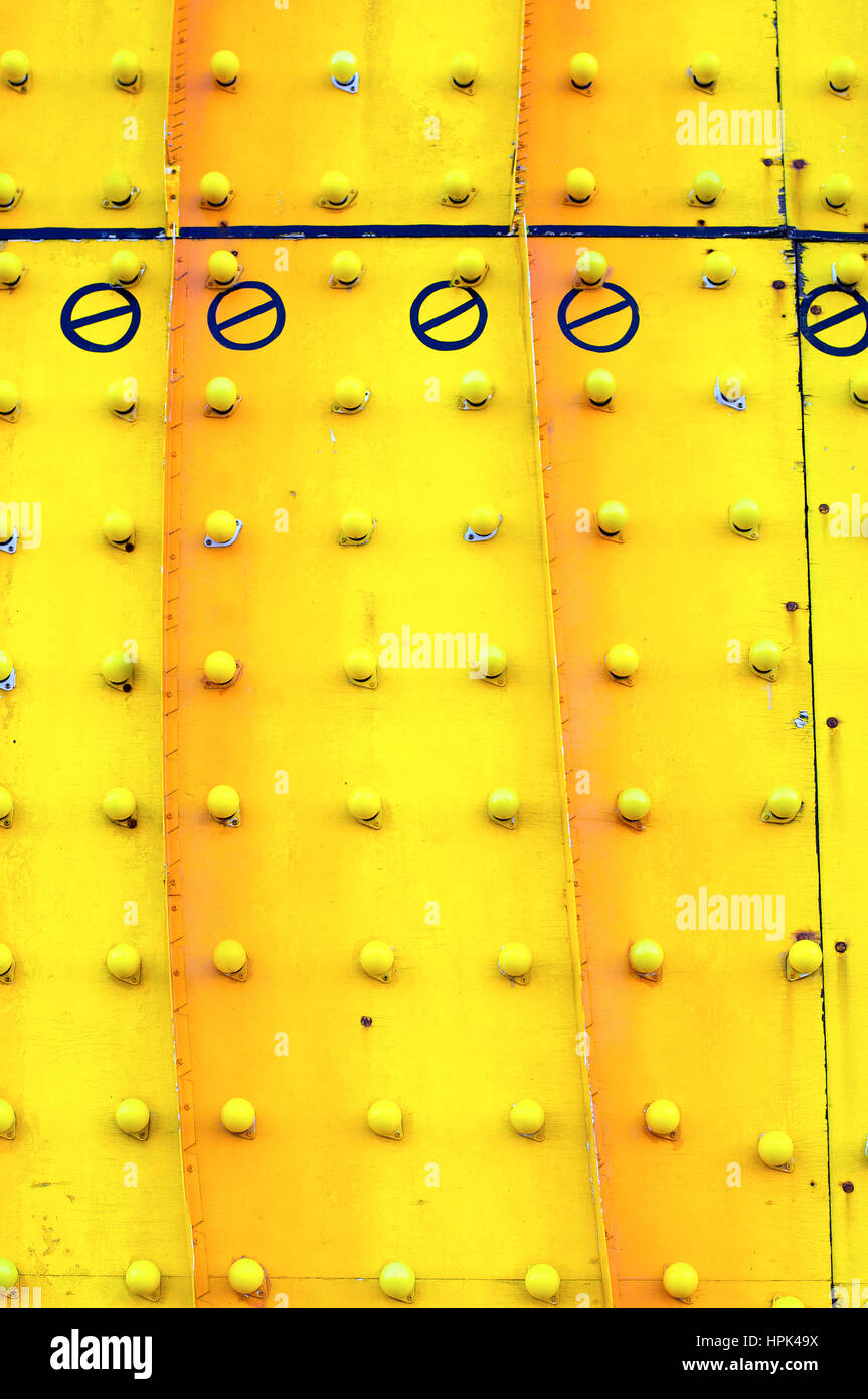 Array von gelben Glühbirnen auf gelbem Hintergrund Stockfoto