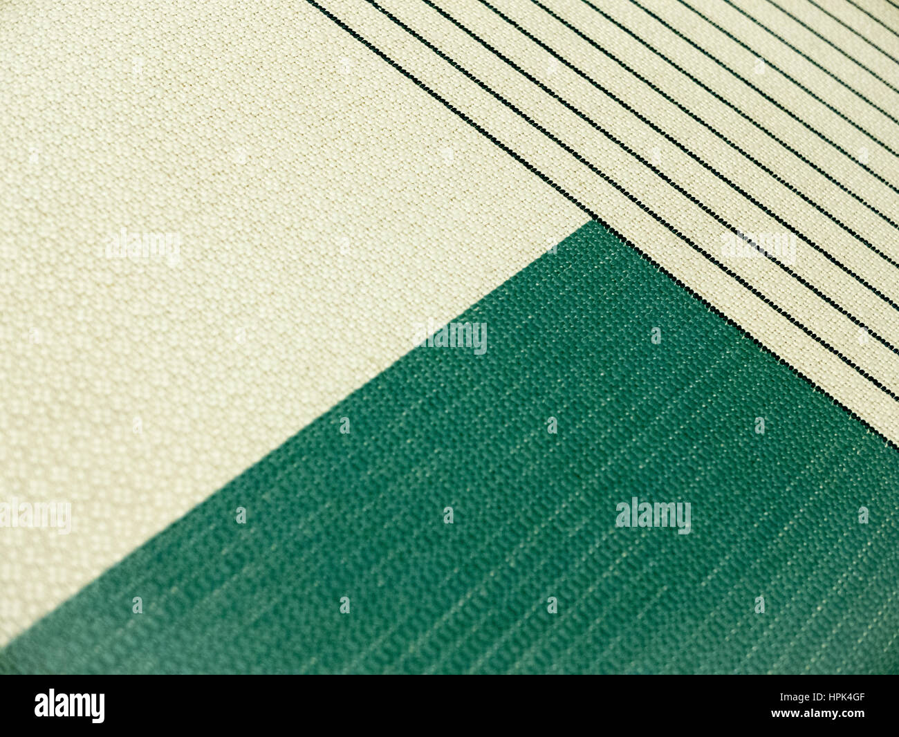 Geometrische Muster im Teppich. Dreiecke und schräge Linien auf den Stoff. Stockfoto