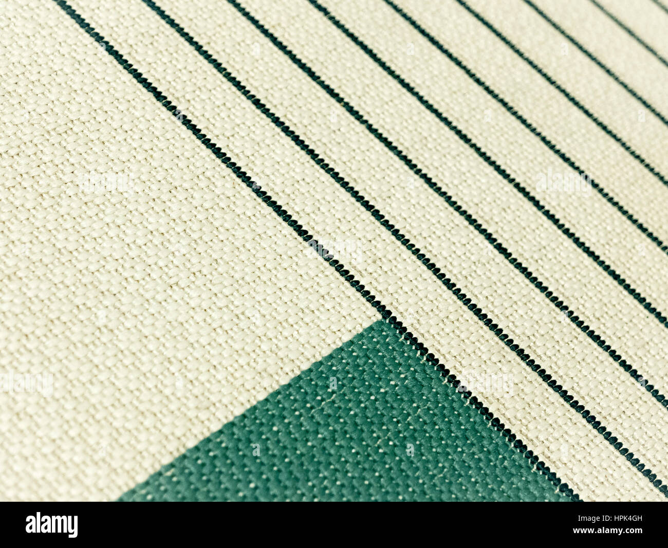 Geometrische Muster im Teppich. Dreiecke und schräge Linien auf den Stoff. Stockfoto