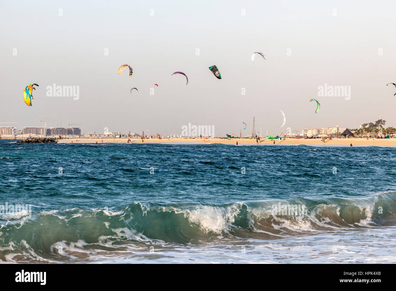 DUBAI, Vereinigte Arabische Emirate - 27. November 2016: Kite-Surfer am Jumeirah Beach in Dubai. Vereinigte Arabische Emirate, Naher Osten Stockfoto