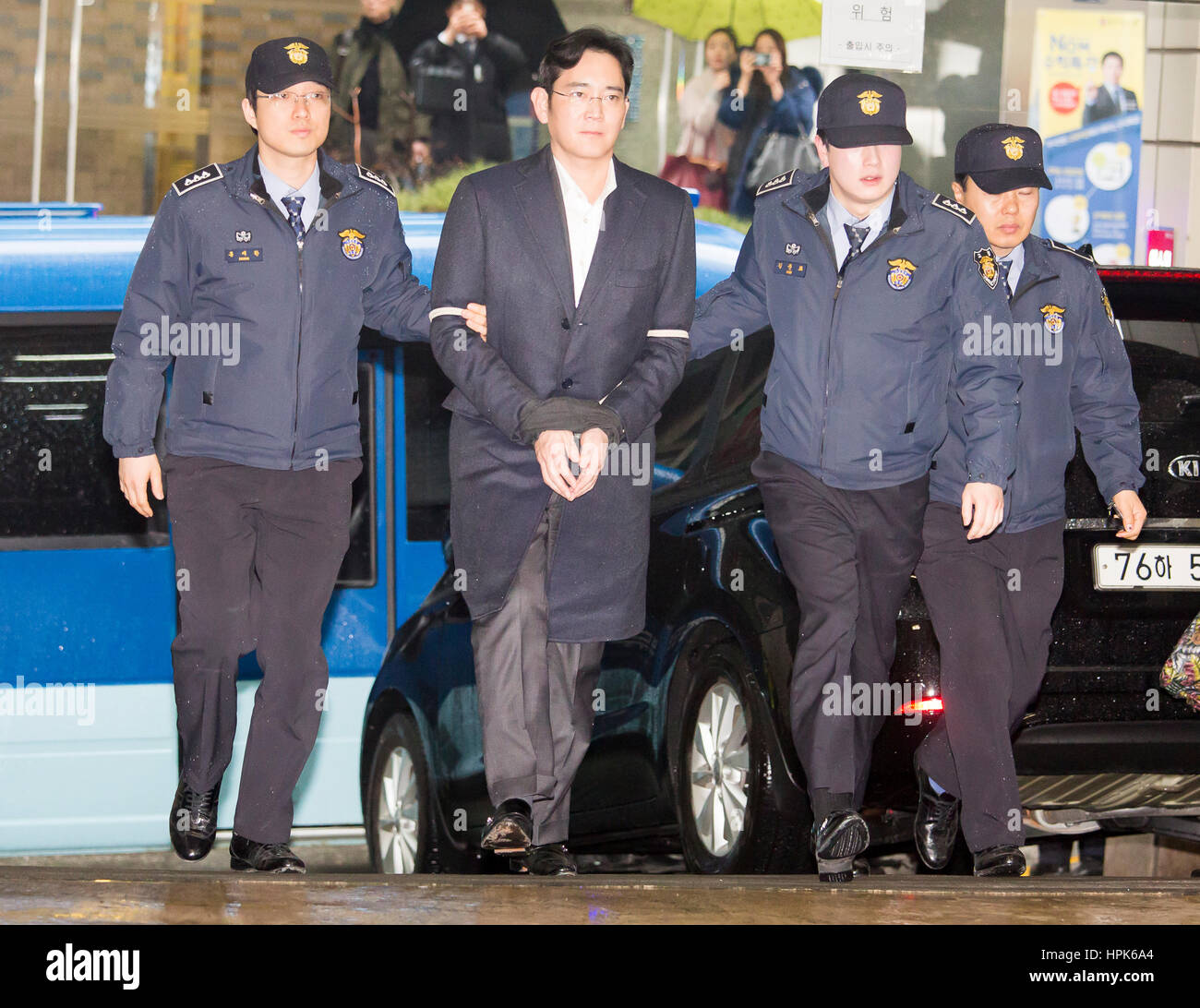 Seoul, Südkorea. 22. Februar 2017. Vice Chairman von Samsung Electronics und der de-facto-Führer der Samsung Group Lee Jae-Yong kommt an die spezielle Staatsanwaltschaft in Seoul, Südkorea. Spezielle Staatsanwälte befragt Lee am Mittwoch zum dritten Mal, da er, über Bestechungsvorwürfe im Zusammenhang mit einem Korruptionsskandal verhaftet wurde, die President Park Geun-hyes Anklage im Dezember 2016 geführt. Bildnachweis: Aflo Co. Ltd./Alamy Live-Nachrichten Stockfoto