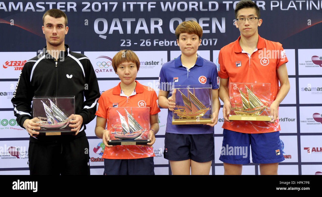 Doha, Katar. 22. Februar 2017. (L, R) U21 Herren Einzel Finalist Tomislav Pucar Kroatiens U21 Damen Einzel Finalist so Wai Yam Minnie, U21 Frauen Einzel Sieger Doo Hoi Kem und U21 Herren Einzel Lam Siu hängen von Hong Kong, China, posieren mit ihren Trophäen während der Preisverleihung für die U21 Männer und Frauen Einzel-Event im Jahr 2017 ITTF World Tour Platinum, Qatar Open in Doha , Hauptstadt von Katar, 22. Februar 2017. Bildnachweis: Nikku/Xinhua/Alamy Live-Nachrichten Stockfoto