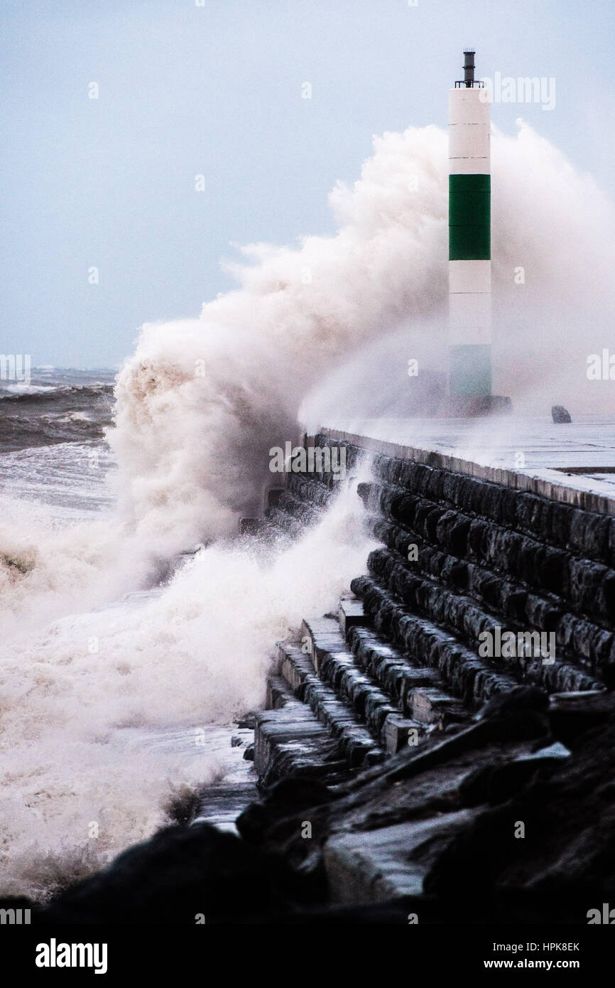 Aberystwyth, Wales, UK. 23. Februar 2017. UK-Wetter: In den frühen Morgenstunden des Donnerstag, Sturm Doris, die vierte benannt Sturm des Winters, trifft das Meer Aberystwyth, massive Wellen schlagen gegen die Promenade und Meer Abwehr zu bringen. Orkanartiger Sturm Kraft 11 Winde mit Böen von bis zu 90 km/h dürften für einen Teil von Nordwales und Nordwest-England, mit dem Risiko von Schäden an Eigentum und schwerwiegende Störung zu reisen. Der Sturm hat als ein "Wetter-Bombe" kategorisiert (Explosive Cyclogenisis) durch das Met Office. Bildnachweis: Keith Morris/Alamy Live-Nachrichten Stockfoto