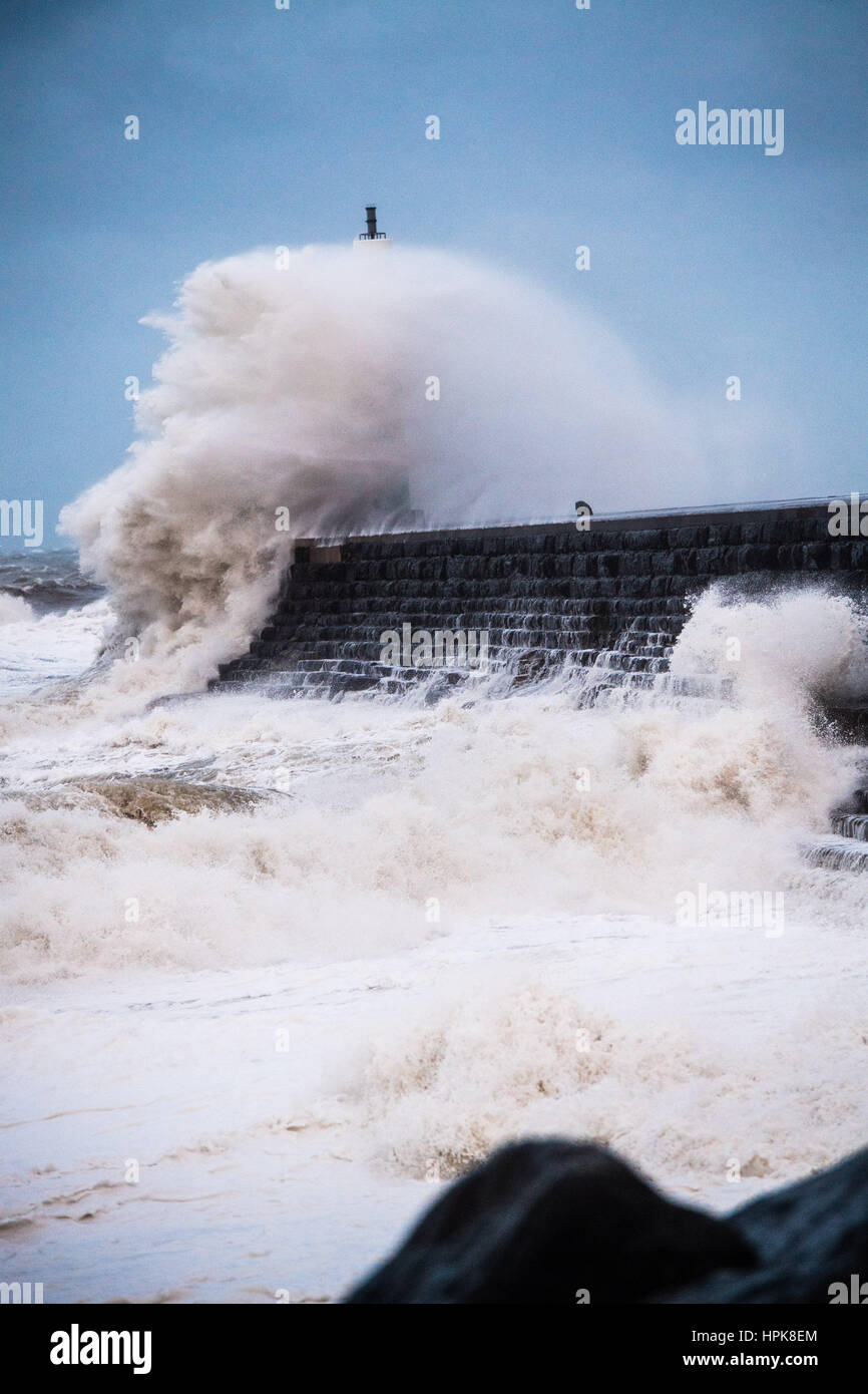 Aberystwyth, Wales, UK. 23. Februar 2017. UK-Wetter: In den frühen Morgenstunden des Donnerstag, Sturm Doris, die vierte benannt Sturm des Winters, trifft das Meer Aberystwyth, massive Wellen schlagen gegen die Promenade und Meer Abwehr zu bringen. Orkanartiger Sturm Kraft 11 Winde mit Böen von bis zu 90 km/h dürften für einen Teil von Nordwales und Nordwest-England, mit dem Risiko von Schäden an Eigentum und schwerwiegende Störung zu reisen. Der Sturm hat als ein "Wetter-Bombe" kategorisiert (Explosive Cyclogenisis) durch das Met Office. Bildnachweis: Keith Morris/Alamy Live-Nachrichten Stockfoto