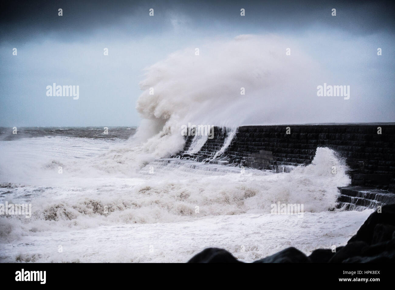 Aberystwyth, Wales, UK. 23. Februar 2017. UK-Wetter: In den frühen Morgenstunden des Donnerstag, Sturm Doris, die vierte benannt Sturm des Winters, trifft das Meer Aberystwyth, massive Wellen schlagen gegen die Promenade und Meer Abwehr zu bringen. Orkanartiger Sturm Kraft 11 Winde mit Böen von bis zu 90 km/h dürften für einen Teil von Nordwales und Nordwest-England, mit dem Risiko von Schäden an Eigentum und schwerwiegende Störung zu reisen. Der Sturm hat als ein "Wetter-Bombe" kategorisiert (Explosive Cyclogenisis) durch das Met Office. Bildnachweis: Keith Morris/Alamy Live-Nachrichten Stockfoto