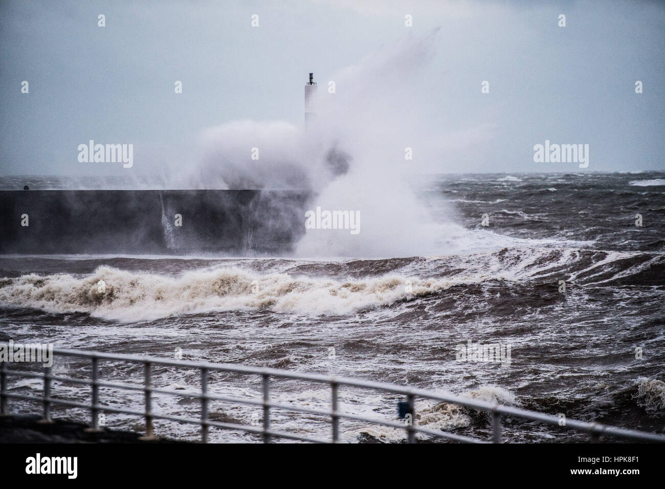 Aberystwyth, Wales, UK. 23. Februar 2017. UK-Wetter: In den frühen Morgenstunden des Donnerstag, Sturm Doris, die vierte benannt Sturm des Winters, trifft das Meer Aberystwyth, massive Wellen schlagen gegen die Promenade und Meer Abwehr zu bringen. Orkanartiger Sturm Kraft 11 Winde mit Böen von bis zu 90 km/h dürften für einen Teil von Nordwales und Nordwest-England, mit dem Risiko von Schäden an Eigentum und schwerwiegende Störung zu reisen. Der Sturm hat als ein "Wetter-Bombe" kategorisiert (Explosive Cyclogenisis) durch das Met Office. Bildnachweis: Keith Morris/Alamy Live-Nachrichten Stockfoto