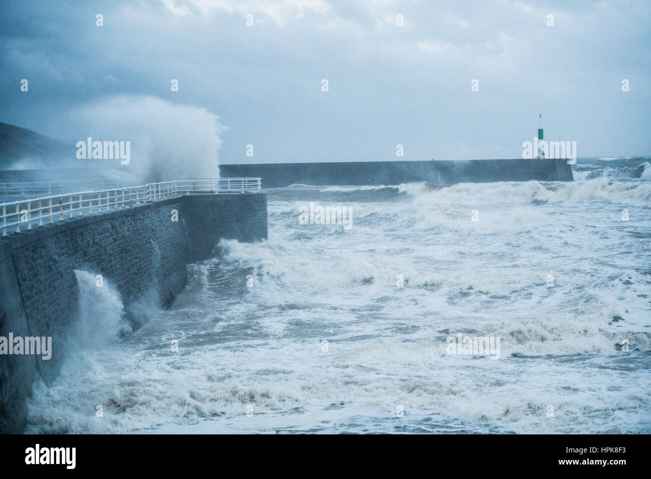 Aberystwyth, Wales, UK. 23. Februar 2017. UK-Wetter: In den frühen Morgenstunden des Donnerstag, Sturm Doris, die vierte benannt Sturm des Winters, trifft das Meer Aberystwyth, massive Wellen schlagen gegen die Promenade und Meer Abwehr zu bringen. Orkanartiger Sturm Kraft 11 Winde mit Böen von bis zu 90 km/h dürften für einen Teil von Nordwales und Nordwest-England, mit dem Risiko von Schäden an Eigentum und schwerwiegende Störung zu reisen. Der Sturm hat als ein "Wetter-Bombe" kategorisiert (Explosive Cyclogenisis) durch das Met Office. Bildnachweis: Keith Morris/Alamy Live-Nachrichten Stockfoto