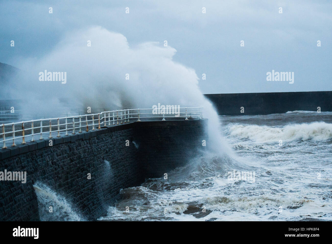 Aberystwyth, Wales, UK. 23. Februar 2017. UK-Wetter: In den frühen Morgenstunden des Donnerstag, Sturm Doris, die vierte benannt Sturm des Winters, trifft das Meer Aberystwyth, massive Wellen schlagen gegen die Promenade und Meer Abwehr zu bringen. Orkanartiger Sturm Kraft 11 Winde mit Böen von bis zu 90 km/h dürften für einen Teil von Nordwales und Nordwest-England, mit dem Risiko von Schäden an Eigentum und schwerwiegende Störung zu reisen. Der Sturm hat als ein "Wetter-Bombe" kategorisiert (Explosive Cyclogenisis) durch das Met Office. Bildnachweis: Keith Morris/Alamy Live-Nachrichten Stockfoto