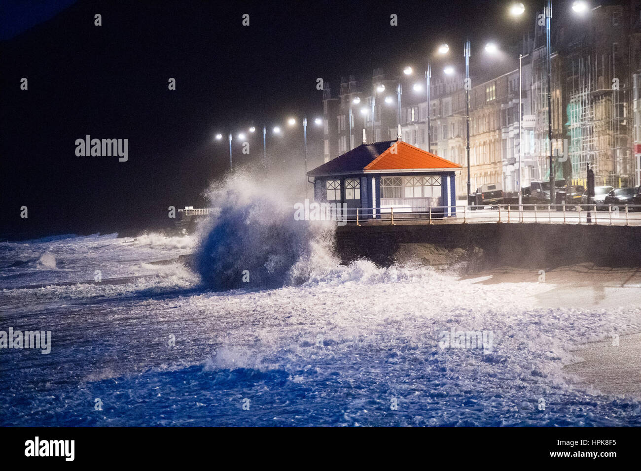 Aberystwyth, Wales, UK. 23. Februar 2017. UK-Wetter: In den frühen Morgenstunden des Donnerstag, Sturm Doris, die vierte benannt Sturm des Winters, trifft das Meer Aberystwyth, massive Wellen schlagen gegen die Promenade und Meer Abwehr zu bringen. Orkanartiger Sturm Kraft 11 Winde mit Böen von bis zu 90 km/h dürften für einen Teil von Nordwales und Nordwest-England, mit dem Risiko von Schäden an Eigentum und schwerwiegende Störung zu reisen. Der Sturm hat als ein "Wetter-Bombe" kategorisiert (Explosive Cyclogenisis) durch das Met Office. Bildnachweis: Keith Morris/Alamy Live-Nachrichten Stockfoto
