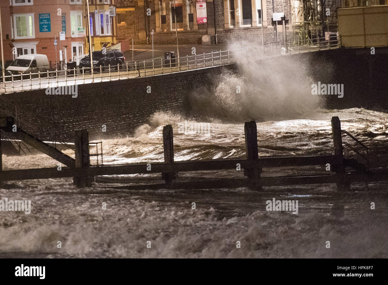 Aberystwyth, Wales, UK. 23. Februar 2017. UK-Wetter: In den frühen Morgenstunden des Donnerstag, Sturm Doris, die vierte benannt Sturm des Winters, trifft das Meer Aberystwyth, massive Wellen schlagen gegen die Promenade und Meer Abwehr zu bringen. Orkanartiger Sturm Kraft 11 Winde mit Böen von bis zu 90 km/h dürften für einen Teil von Nordwales und Nordwest-England, mit dem Risiko von Schäden an Eigentum und schwerwiegende Störung zu reisen. Der Sturm hat als ein "Wetter-Bombe" kategorisiert (Explosive Cyclogenisis) durch das Met Office. Bildnachweis: Keith Morris/Alamy Live-Nachrichten Stockfoto