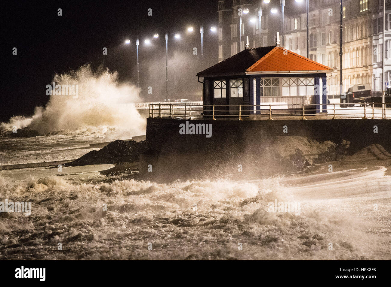 Aberystwyth, Wales, UK. 23. Februar 2017. UK-Wetter: In den frühen Morgenstunden des Donnerstag, Sturm Doris, die vierte benannt Sturm des Winters, trifft das Meer Aberystwyth, massive Wellen schlagen gegen die Promenade und Meer Abwehr zu bringen. Orkanartiger Sturm Kraft 11 Winde mit Böen von bis zu 90 km/h dürften für einen Teil von Nordwales und Nordwest-England, mit dem Risiko von Schäden an Eigentum und schwerwiegende Störung zu reisen. Der Sturm hat als ein "Wetter-Bombe" kategorisiert (Explosive Cyclogenisis) durch das Met Office. Bildnachweis: Keith Morris/Alamy Live-Nachrichten Stockfoto