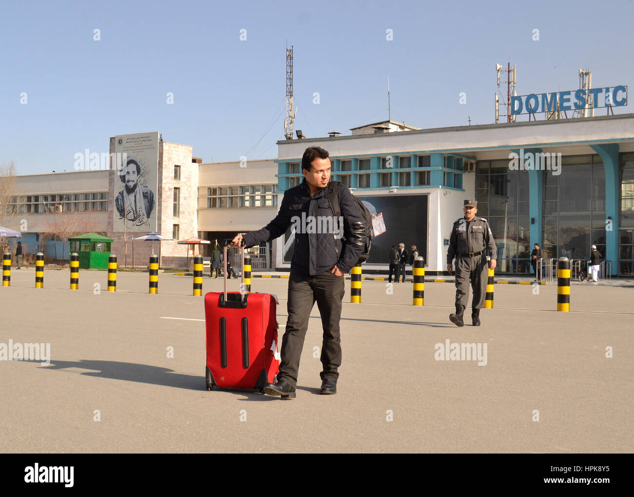 Kabul, Afghanistan. 23. Februar 2017. 25-Jahr-alten Naim Muradi aus dem Norden afghanischen Provinz Baghlan verlässt den Flughafen in Kabul, Afghanistan, 23. Februar 2017. Er war aus Deutschland abgeschoben zusammen mit 17 anderen, meist junge Männer, auf eine dritte gemeinsame Deportation Flug. Muradi sagte, dass er seit 2010 in Deutschland gelebt hatte. "Ich arbeitete als Koch in Stuttgart," sagte er. Aber dann wurde er bei der Arbeit ohne Vorwarnung verhaftet und in Handschellen weggebracht. Nach zwei Tagen in Schubhaft brachte die Polizei ihn zum Flughafen. Foto: Mohammad Jawad/Dpa/Alamy Live News Stockfoto