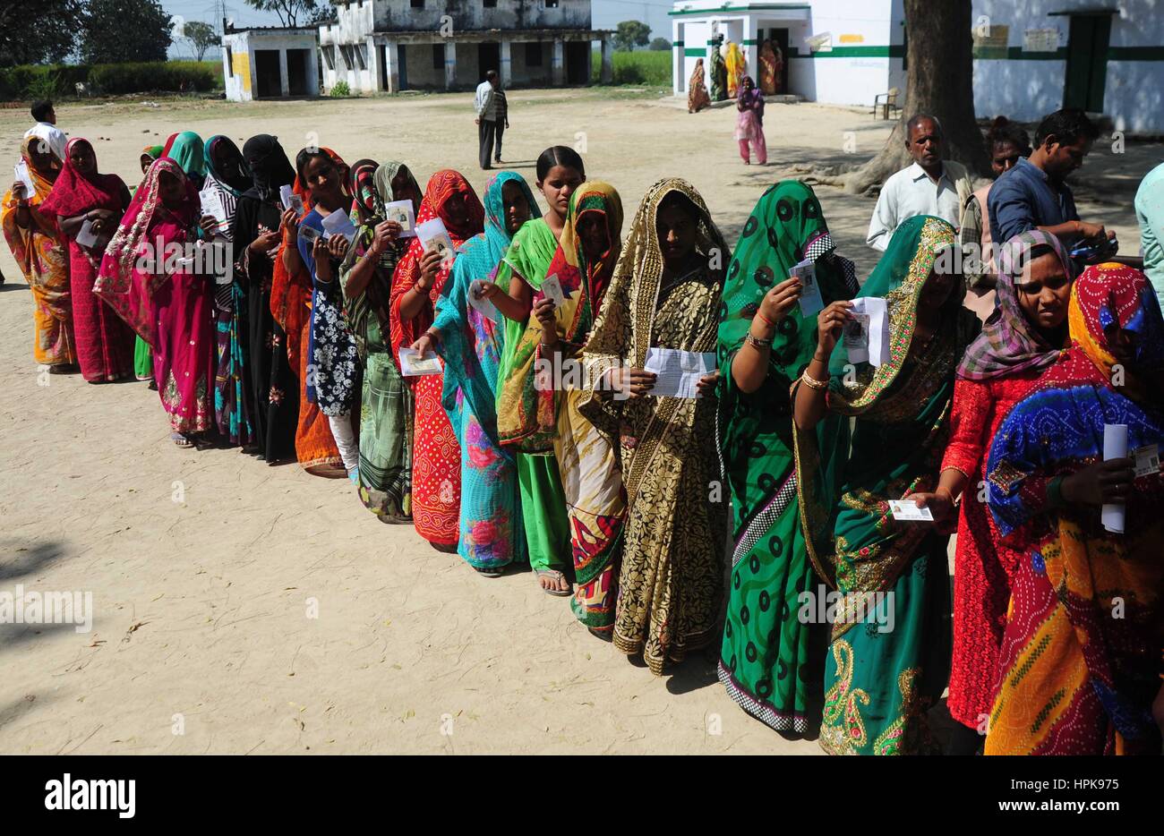 Allahabad, Uttar Pradesh, Indien. 23. Februar 2017. Allahabad: Frauen stehen in der Warteschlange, um ihre Stimme für die 4. Phase der Versammlung Wahl in Allahabad am 23.02.2017. Foto von Prabhat Kumar Verma Credit: Prabhat Kumar Verma/ZUMA Draht/Alamy Live News Stockfoto