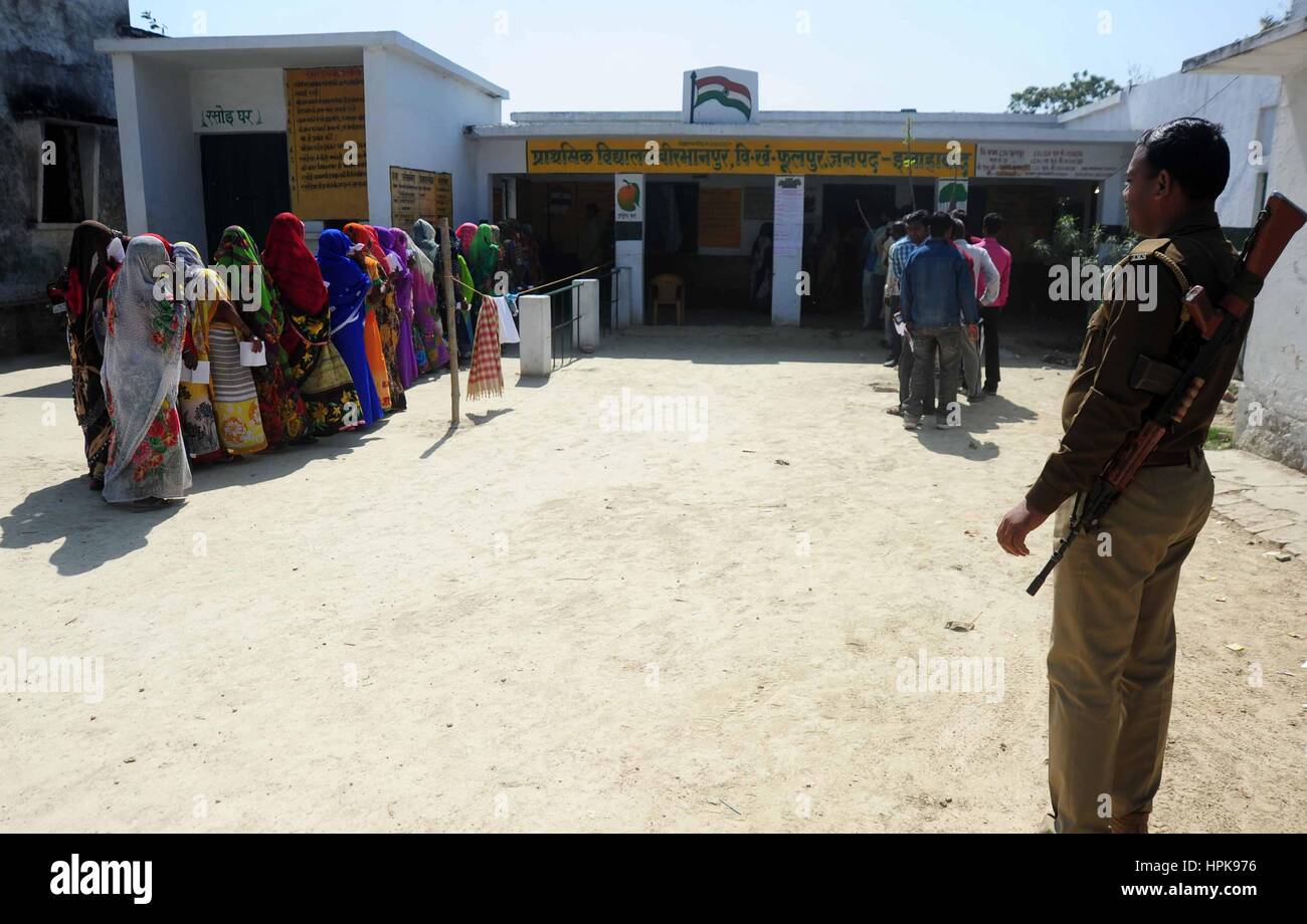 Allahabad, Uttar Pradesh, Indien. 23. Februar 2017. Phoolpur: Frauen stehen in der Warteschlange, um ihre Stimme für die 4. Phase der Versammlung Wahl bei Phoolpur in Allahabad auf 23.02.2017. Foto von Prabhat Kumar Verma Credit: Prabhat Kumar Verma/ZUMA Draht/Alamy Live News Stockfoto