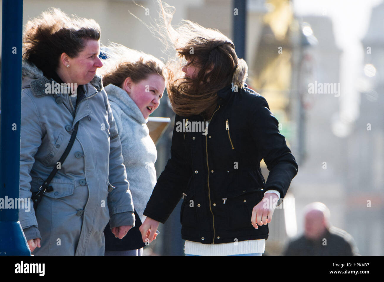Aberystwyth, Wales, UK. 23. Februar 2017. UK Wetter: Wie die Winde von Sturm Doris stärken, kämpfen Fußgänger auf den Straßen von Aberystwyth heute Morgen gehen. Heftiger Sturm Kraft 11 Winde mit Böen von bis zu 90 km/h dürften für Teile von Nord-Wales und Nordwesten Englands, mit der Gefahr von Sachschäden und schwerwiegende Störung Sturm Doris zu reisen ist der vierte benannte Sturm des Winters, und wurde als eine "Wetter-Bombe" eingestuft (explosive Zyklogenese) von der Met Office Photo Credit: Keith Morris Alamy Live News Stockfoto