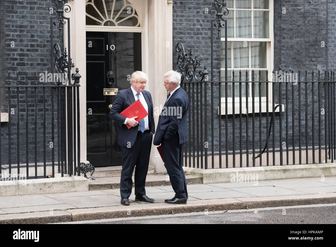 London, UK. 23. Februar 2017. Boris Johnson, Außenminister und David Davis, Brexit Sekretärin, außerhalb 10 Downing Street Credit: Ian Davidson/Alamy Live-Nachrichten Stockfoto