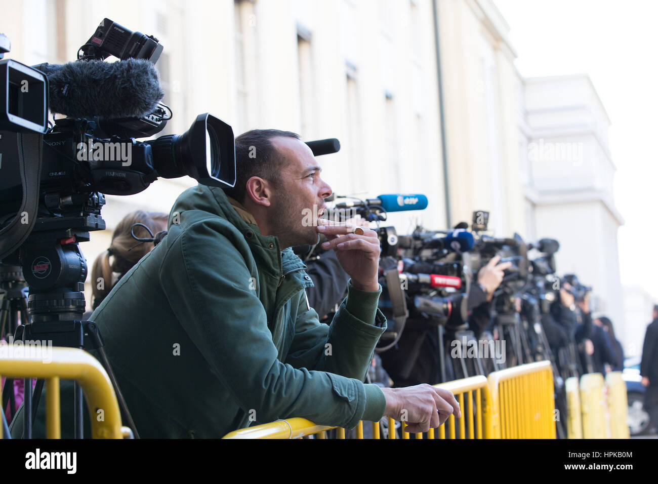 Genf, Schweiz. 23. Februar 2017. Journalisten warten am Palais des Nations in Genf, Schweiz, 23. Februar 2017. Die neueste Runde der Friedensgespräche von Syrien begann am Donnerstag in Genf, einen politischen Zweck für den fünf-Jahres-Konflikt in Syrien brechen will. Bildnachweis: Xu Jinquan/Xinhua/Alamy Live-Nachrichten Stockfoto