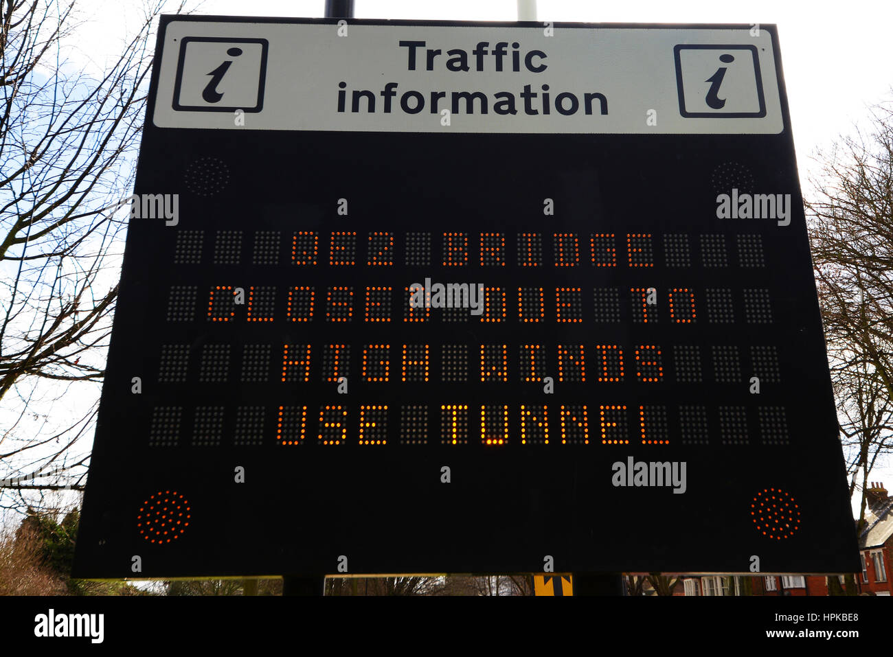 QE2 Brücke geschlossen. Matrix Verkehrsschild warnt, dass die Queen Elizabeth II Brücke - die Dartford Crossing - aufgrund der hohen Winde der Sturm Doris geschlossen ist Stockfoto