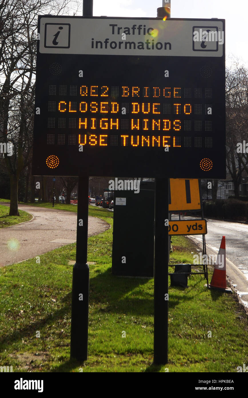 QE2 Brücke geschlossen. Matrix Verkehrsschild warnt, dass die Queen Elizabeth II Brücke - die Dartford Crossing - aufgrund der hohen Winde der Sturm Doris geschlossen ist Stockfoto