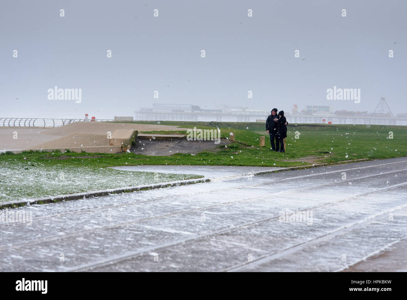 Blackpool, UK. 23. Februar 2017. Der Schaum des Meeres gepeitscht bis 90 km/h Wind in Blackpool, Lancashire während Sturm Doris. Bildnachweis: John Eveson/Alamy Live-Nachrichten Stockfoto
