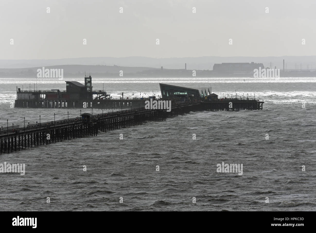 Der Southend Pier in der Themse wurde durch den Wind des Sturms Doris geschlossen Stockfoto