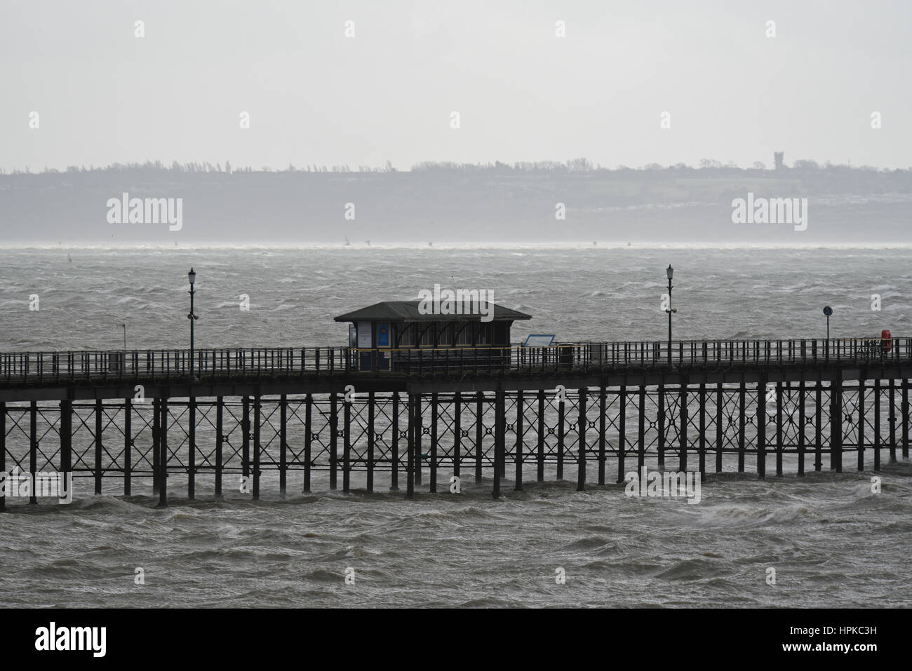 Der Southend Pier in der Themse wurde durch den Wind des Sturms Doris geschlossen Stockfoto