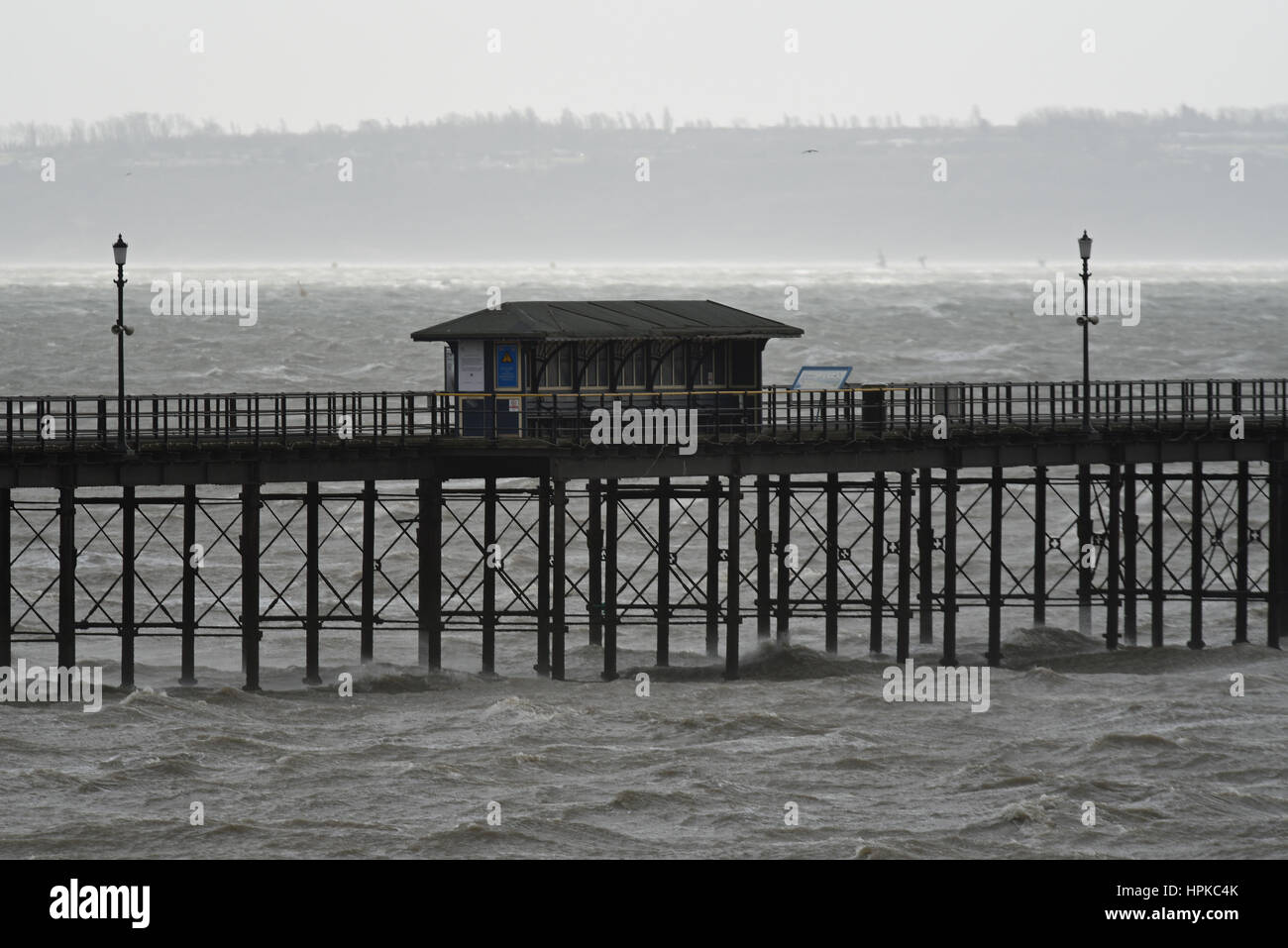 Der Southend Pier in der Themse wurde durch den Wind des Sturms Doris geschlossen Stockfoto