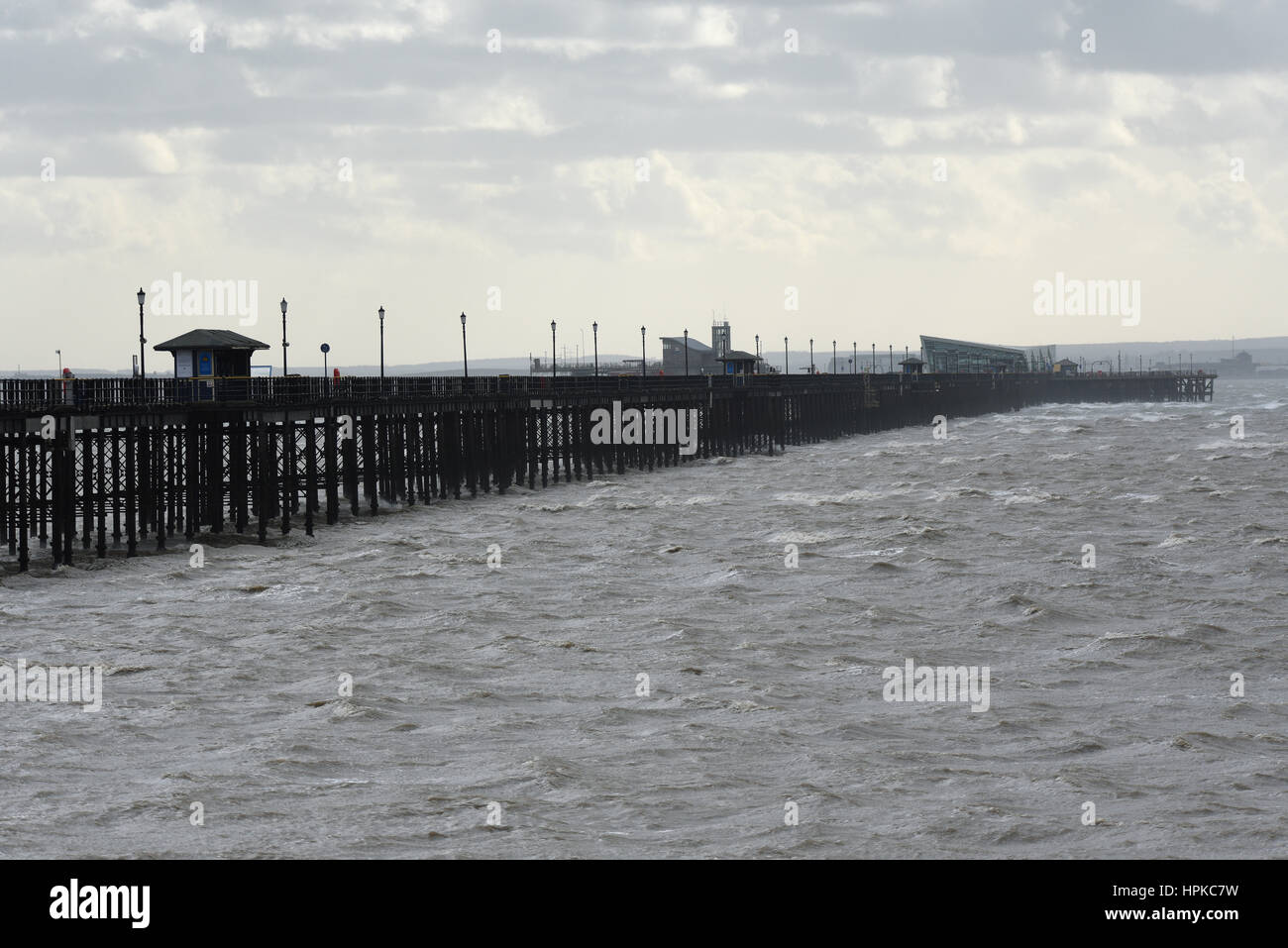 Der Southend Pier in der Themse wurde durch den Wind des Sturms Doris geschlossen Stockfoto