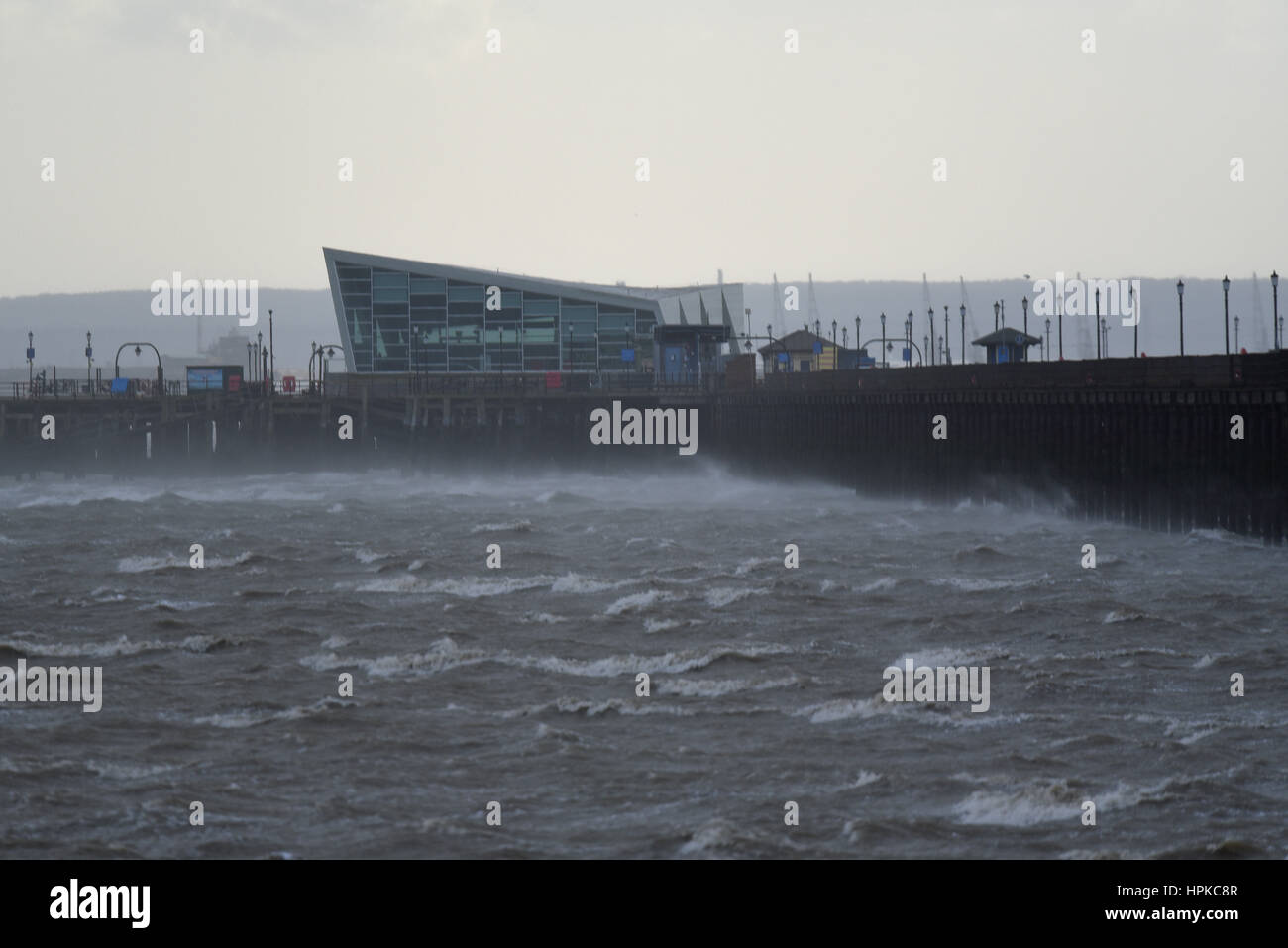 Der Southend Pier in der Themse wurde durch den Wind des Sturms Doris geschlossen Stockfoto