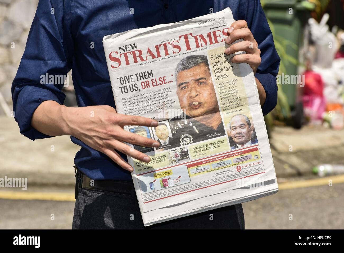 Kuala Lumpur Malaysia 23 Februar 2017 Koreanischen Tv Jtbc News Reporter Halt Malaysische Englische Zeitung New Straits Times In Seine 23 Februar 2017 Ausgabe Fotos Tragt Dass Es Zeigt Generalinspekteur Der Polizei Khalid Abu