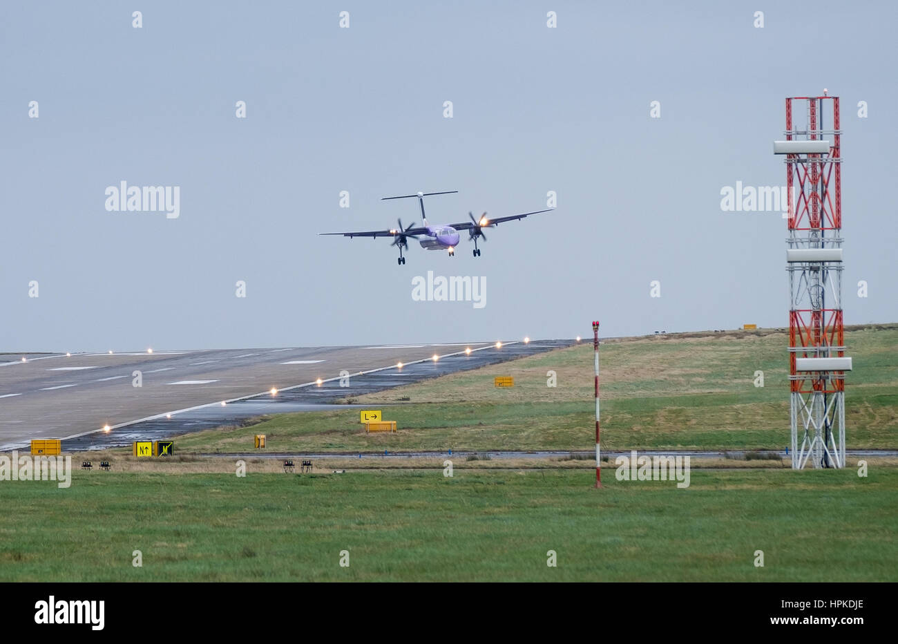 Leeds und Bradford Flughafen, West Yorkshire. VEREINIGTES KÖNIGREICH. Donnerstag, 23. Februar 2017. Flybe Turboprop-Passagierflug kommen bei Starkwind Kreuz an Großbritanniens höchsten Flughafen - Leeds Bradford zu landen. Bildnachweis: Ian Wray/Alamy Live-Nachrichten Stockfoto