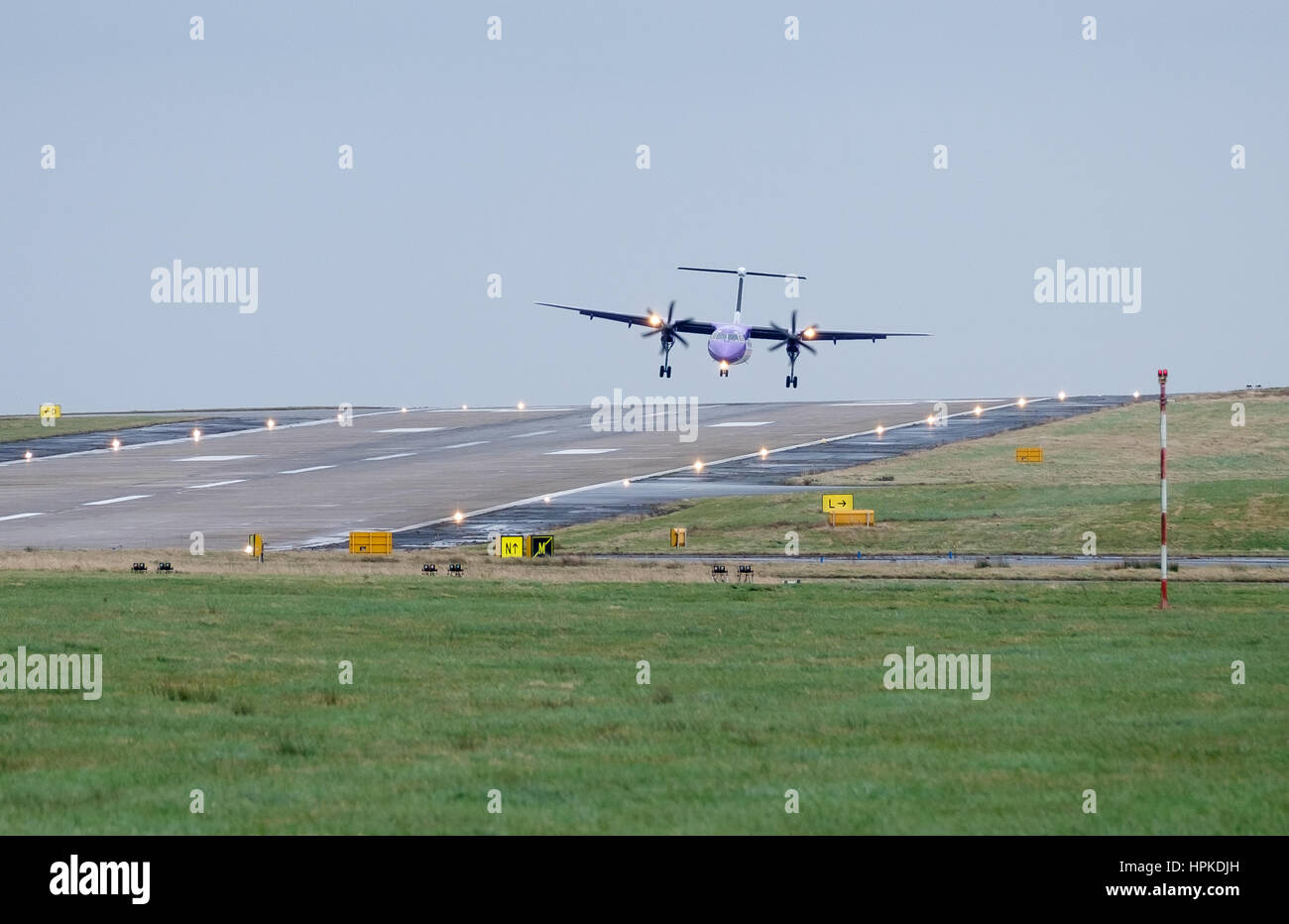 Leeds und Bradford Flughafen, West Yorkshire. VEREINIGTES KÖNIGREICH. Donnerstag, 23. Februar 2017. Flybe Turboprop-Passagierflug kommen bei Starkwind Kreuz an Großbritanniens höchsten Flughafen - Leeds Bradford zu landen. Bildnachweis: Ian Wray/Alamy Live-Nachrichten Stockfoto