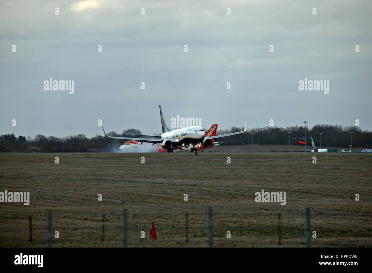 Abfahrtszeiten von Stansted, London, UK. 23. Februar 2017. Ryanair-Flug Gefechten Seitenwind am Flughafen Stansted innerhalb von Sturm Doris Credit: Knelstrom Ltd/Alamy Live News Stockfoto