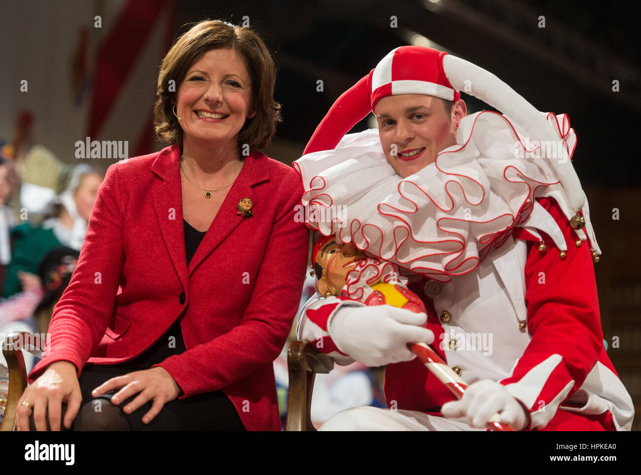 Stockach, Deutschland. 23. Februar 2017. Der Premier die Landeshauptstadt von Rheinland-Pfalz Malu Dreyer (SPD) in den Narren Gericht mit der Gerichtsvollzieher Narr Matthias Stolp in Stockach, Deutschland, 23. Februar 2017. Der Court Zeremonie gilt als eines der Highlights der Karneval. Foto: Patrick Seeger/Dpa/Alamy Live News Stockfoto