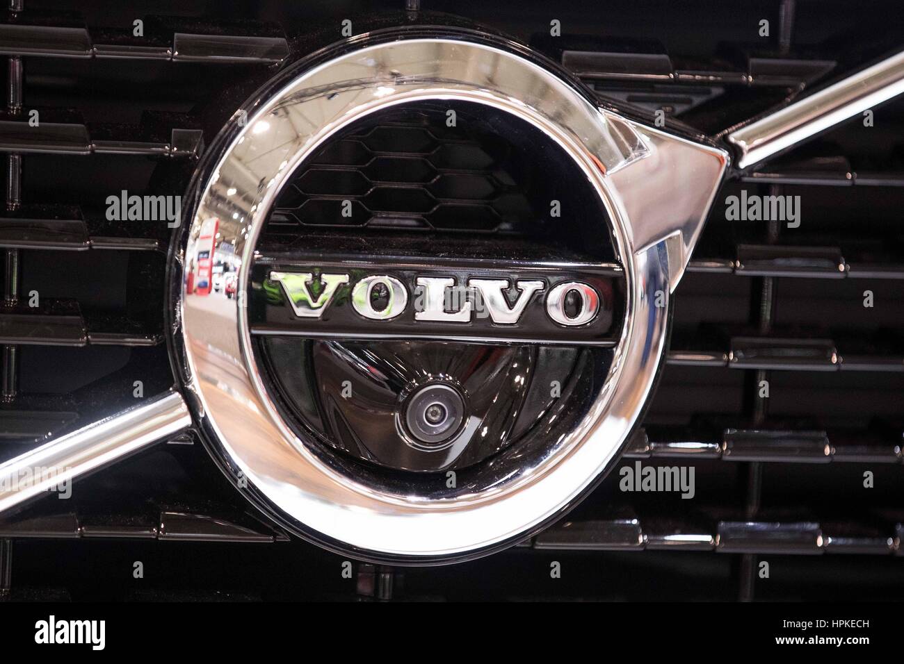 Toronto, Ontario, Kanada. 22. Februar 2017. Volvo-Emblem mit einer nach vorn gerichteten Kamera auf eine S90 auf dem Display während des Toronto International Auto Show in Toronto, Ontario, am 22. Februar 2017. Bildnachweis: Lars Hagberg/ZUMA Draht/Alamy Live-Nachrichten Stockfoto