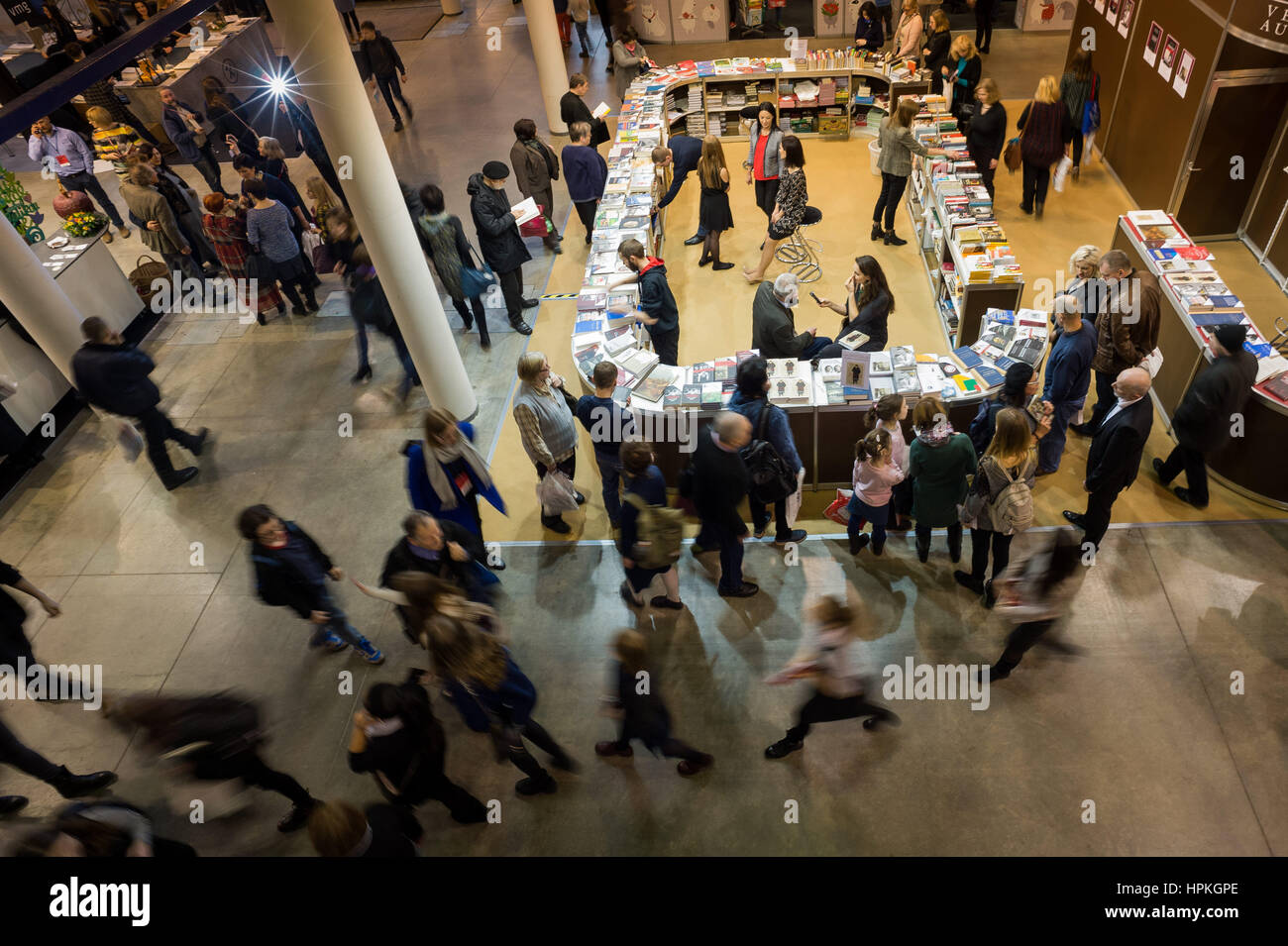 Vilnius, Litauen. 23. Februar 2016. Besucher wählen Sie Bücher auf der internationalen Buchmesse in Vilnius, Litauen, am 23. Februar 2016. Die jährliche litauischen Buchmesse gehört zu den größten Buchmessen im Ostseeraum. Bildnachweis: Alfredas Pliadis/Xinhua/Alamy Live-Nachrichten Stockfoto