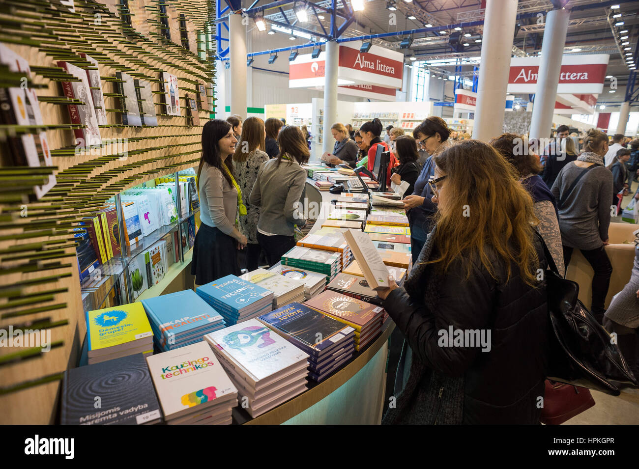 Vilnius, Litauen. 23. Februar 2016. Besucher wählen Sie Bücher auf der internationalen Buchmesse in Vilnius, Litauen, am 23. Februar 2016. Die jährliche litauischen Buchmesse gehört zu den größten Buchmessen im Ostseeraum. Bildnachweis: Alfredas Pliadis/Xinhua/Alamy Live-Nachrichten Stockfoto